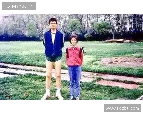 姚明与小牛队球员亲密合影展现篮球友谊与团结精神