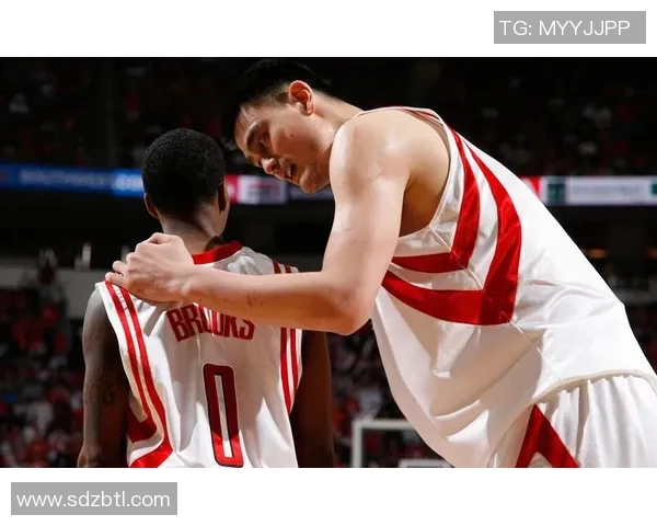 姚明与詹姆斯的温暖瞬间：篮球巨星的友谊与传承之旅