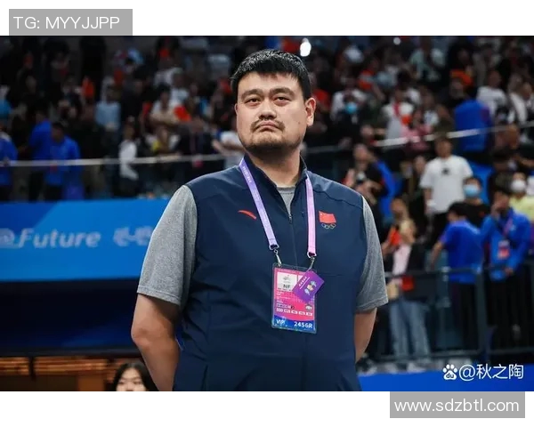 姚明颁奖女孩的感人故事与她在篮球界的梦想追求