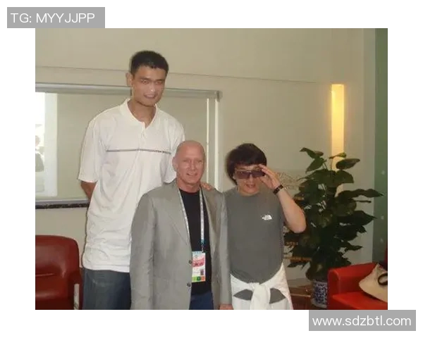 姚明与成龙携手共创体育与电影的传奇之路