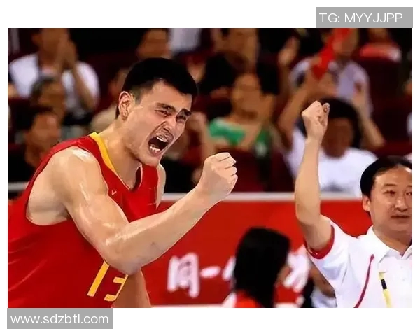 姚明单挑精彩瞬间回顾展现篮球巨星风采与力量的完美结合