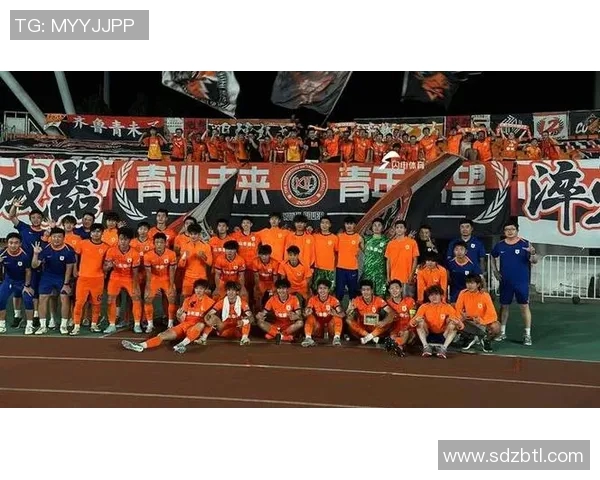 足球明星与球迷亲密合影kt板记录难忘瞬间