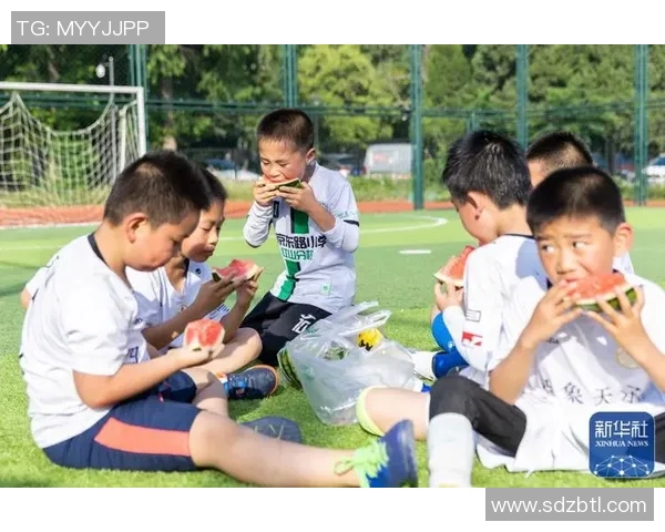 足球明星西瓜高清图片欣赏让我们一起感受绿茵场上的激情与夏日的清爽