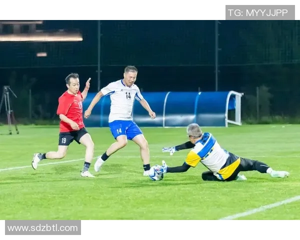 足球明星齐聚一堂合影留念展现团结与友谊的精彩瞬间 足球明星齐聚一堂合影留念展现团结与友谊的精彩瞬间